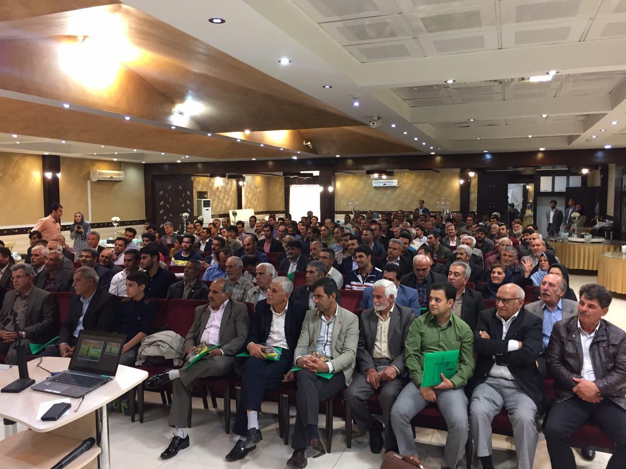 حضور کارشناسان و کشاورزان در سالن ایرانیان در همایش آرمان سبز